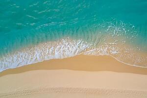 orizzonte porto aereo serenità cattura bellissimo spiaggia sabbia a partire dal sopra, un' tranquillo arazzo di costiero bellezza foto