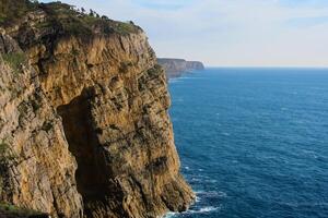 mare maestà mozzafiato costiero scogliere incontrare sbalorditivo blu mare, un' spettacolo di della natura grandezza foto