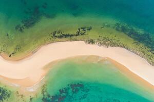 aereo prospettiva cattura bellissimo spiaggia sabbia a partire dal sopra e alto, un' tranquillo vista di costiero beatitudine foto