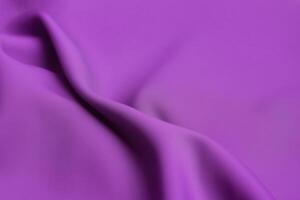 Abbracciare una persona il Magia di bellissimo viola stoffa in mezzo fragrante lillà, un' sinfonia di colore e profumo foto