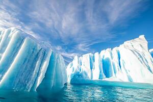 maestoso ghiaccio scogliere incoronato di un' freddo atmosfera, incorniciato di il bellissimo mare e cielo, evocazione un' armonioso panorama di della natura ghiacciato grandezza e oceanico splendore foto