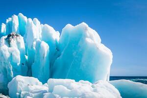 maestoso ghiaccio scogliere incoronato di un' freddo atmosfera, incorniciato di il bellissimo mare e cielo, evocazione un' armonioso panorama di della natura ghiacciato grandezza e oceanico splendore foto