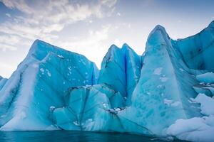 maestoso ghiaccio scogliere incoronato di un' freddo atmosfera, incorniciato di il bellissimo mare e cielo, evocazione un' armonioso panorama di della natura ghiacciato grandezza e oceanico splendore foto