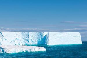 maestoso ghiaccio scogliere incoronato di un' freddo atmosfera, incorniciato di il bellissimo mare e cielo, evocazione un' armonioso panorama di della natura ghiacciato grandezza e oceanico splendore foto