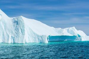 maestoso ghiaccio scogliere incoronato di un' freddo atmosfera, incorniciato di il bellissimo mare e cielo, evocazione un' armonioso panorama di della natura ghiacciato grandezza e oceanico splendore foto