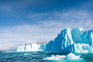 maestoso ghiaccio scogliere incoronato di un' freddo atmosfera, incorniciato di il bellissimo mare e cielo, evocazione un' armonioso panorama di della natura ghiacciato grandezza e oceanico splendore foto