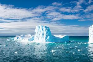 maestoso ghiaccio scogliere incoronato di un' freddo atmosfera, incorniciato di il bellissimo mare e cielo, evocazione un' armonioso panorama di della natura ghiacciato grandezza e oceanico splendore foto