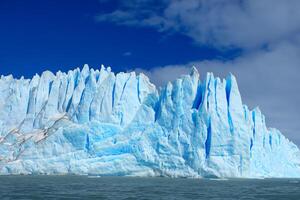 maestoso ghiaccio scogliere incoronato di un' freddo atmosfera, incorniciato di il bellissimo mare e cielo, evocazione un' armonioso panorama di della natura ghiacciato grandezza e oceanico splendore foto