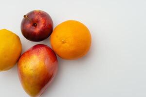 carta e bianca carta modello armonizzato con fresco frutta, lavorazione un' visivo sinfonia di abile design e culinario delizia, dove sano ingredienti merge nel un' festa di vivace immagini foto