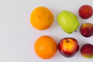 carta e bianca carta modello armonizzato con fresco frutta, lavorazione un' visivo sinfonia di abile design e culinario delizia, dove sano ingredienti merge nel un' festa di vivace immagini foto