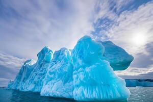 maestoso ghiaccio scogliere incoronato di un' freddo atmosfera, incorniciato di il bellissimo mare e cielo, evocazione un' armonioso panorama di della natura ghiacciato grandezza e oceanico splendore foto