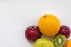 carta e bianca carta modello armonizzato con fresco frutta, lavorazione un' visivo sinfonia di abile design e culinario delizia, dove sano ingredienti merge nel un' festa di vivace immagini foto