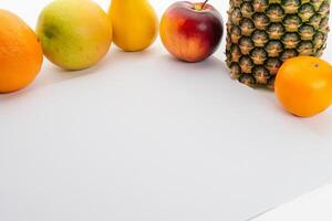 carta e bianca carta modello armonizzato con fresco frutta, lavorazione un' visivo sinfonia di abile design e culinario delizia, dove sano ingredienti merge nel un' festa di vivace immagini foto