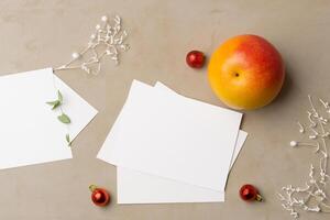 carta e bianca carta modello armonizzato con fresco frutta, lavorazione un' visivo sinfonia di abile design e culinario delizia, dove sano ingredienti merge nel un' festa di vivace immagini foto