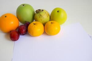 carta e bianca carta modello armonizzato con fresco frutta, lavorazione un' visivo sinfonia di abile design e culinario delizia, dove sano ingredienti merge nel un' festa di vivace immagini foto