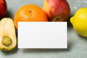 carta e bianca carta modello armonizzato con fresco frutta, lavorazione un' visivo sinfonia di abile design e culinario delizia, dove sano ingredienti merge nel un' festa di vivace immagini foto