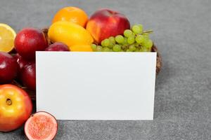 carta e bianca carta modello armonizzato con fresco frutta, lavorazione un' visivo sinfonia di abile design e culinario delizia, dove sano ingredienti merge nel un' festa di vivace immagini foto