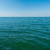 paesaggio bellissimo estate verticale orizzonte Guarda Visualizza tropicale riva Aperto mare spiaggia nube pulito e blu cielo sfondo calma natura oceano onda acqua nessuno viaggio a Tailandia Chonburi sole giorno tempo foto