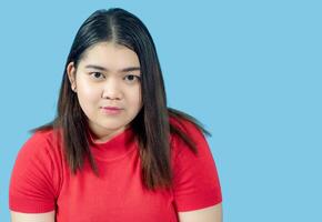 ritratto ragazza giovane donna asiatico paffuto Grasso carino bellissimo bella uno persona indossare un' rosso camicia è seduta sorridente godere felicemente guardare Wow per copyspace immaginario su il blu sfondo foto