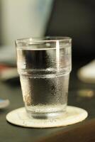 un' bicchiere freddo acqua foto