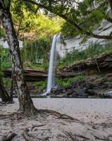 in profondità foresta cascata con sabbia spiaggia nel Ubon ratchathani, Tailandia foto