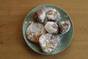 Frittelle olandesi, Oliebollen e Mela frittelle siamo tipico olandese e mangiato nel il mese di dicembre particolarmente su nuovo anni vigilia foto