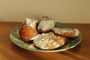 Frittelle olandesi, Oliebollen e Mela frittelle siamo tipico olandese e mangiato nel il mese di dicembre particolarmente su nuovo anni vigilia foto