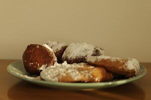 Frittelle olandesi, Oliebollen e Mela frittelle siamo tipico olandese e mangiato nel il mese di dicembre particolarmente su nuovo anni vigilia foto