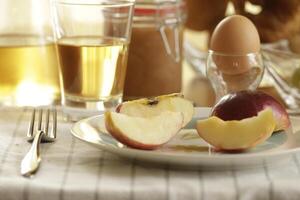 continentale prima colazione con Tè, succo, pane e uovo foto