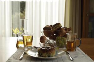 continentale prima colazione con Tè, succo, pane e uovo foto