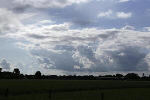 drammatico nuvole nel un' olandese paesaggio foto