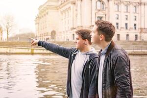 Due maschio turisti esplorando governo quartiere nel Berlino Germania foto