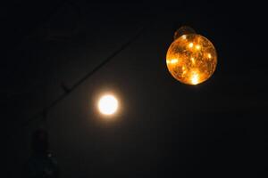 notte luci celeste danza di lampadina e Luna foto
