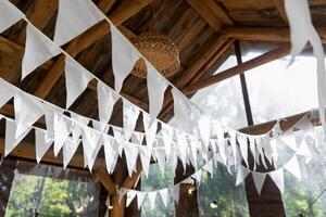 ghirlande di bianca bandiere nel un' di legno gazebo.. estate nozze giardino festa. foto