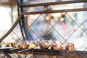 kebab di carne e verdure su spiedini. sfocato Immagine. selettivo messa a fuoco. leggero bokeh nel il sfondo. foto