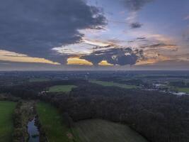 fuco Immagine di il sera cielo di il Tedesco industriale regione di il ruhr con parecchi camini emitting grande le quantità di scarico vapore foto