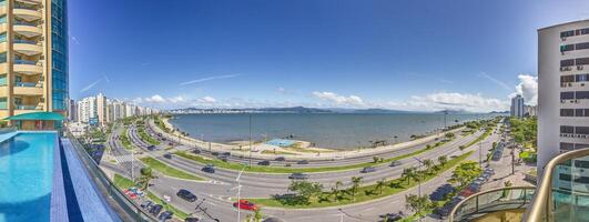 panoramico Immagine di il costiero autostrada nel il brasiliano città di florianopolis a partire dal un elevato posizione foto