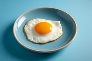 fritte uovo su ceramica piatto su blu sfondo.. foto