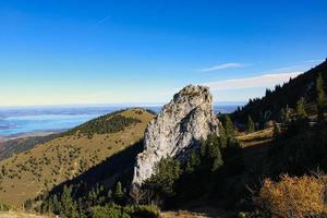 vetta del monte kampenwand in una bella giornata autunnale foto