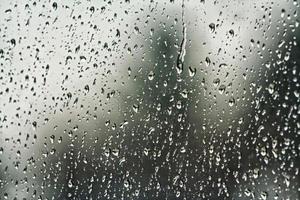 gocce di pioggia sulla finestra