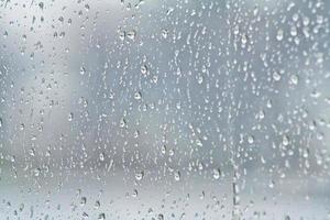gocce di pioggia sul vetro foto