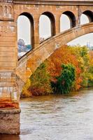 arco del ponte sul fiume foto