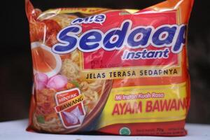 magelang, Indonesia - marzo 25 2024 .confezionato spaghetto prodotti come veloce cibo, asiatico tagliatelle, tagliatelle fatto nel Indonesia, indomia fatto nel Indonesia foto