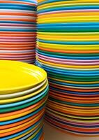 colorato curva Linee modello di il bordo di molti ceramica il giro piatti impilati nel verticale telaio foto