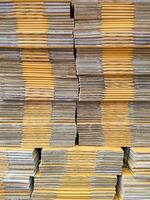 sfondo di molti Marrone pieghevole cartone scatole pila per confezione nel verticale telaio foto