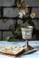 matzah e un' argento calice su un' bianca tavolo, foto