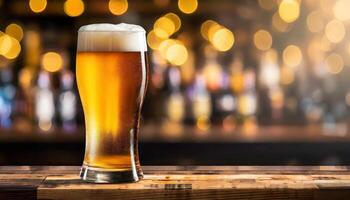 mestiere birra nel un' alto chiaro bicchiere su il lato con sfocato bar sfondo foto