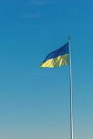 ucraino bandiera contro il blu cielo foto