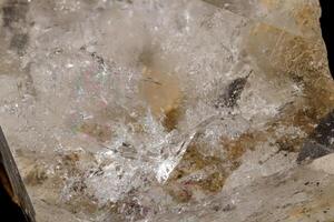 macro pietra minerale fluorite su un' nero sfondo foto