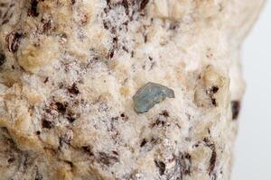 macro minerale pietra zaffiro su un' bianca sfondo foto